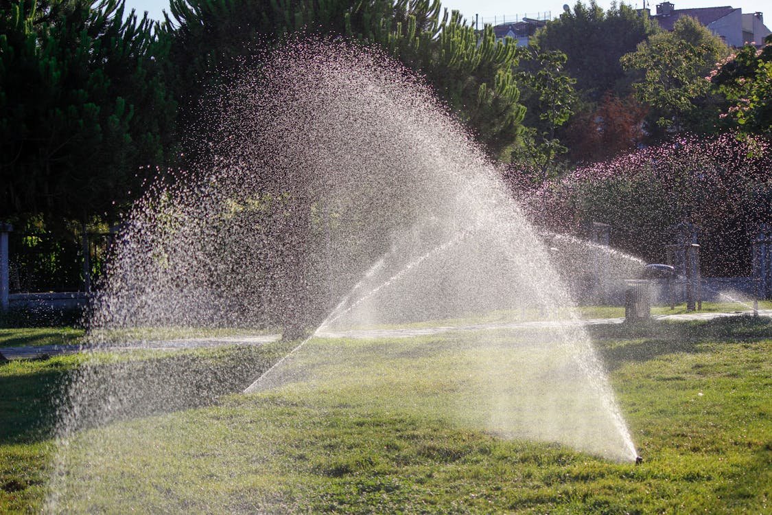 Lush green lawn maintained by a smart irrigation system in Phuket Зелёный газон, поддерживаемый умной системой полива в Пхукете สนามหญ้าสีเขียวที่ดูแลด้วยระบบรดน้ำอัจฉริยะในภูเก็ต Automated Garden Irrigation Phuket